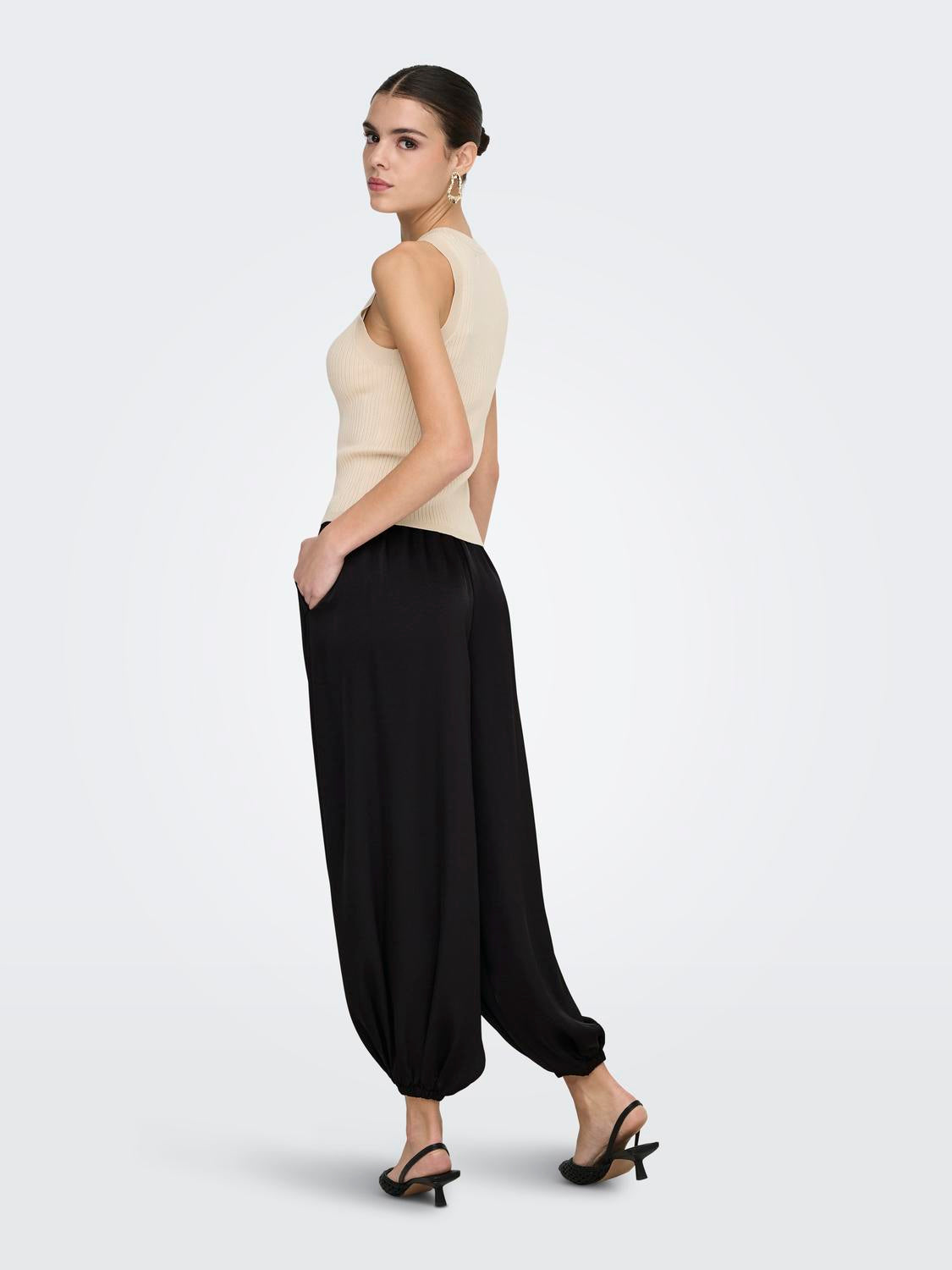 model_shot-back