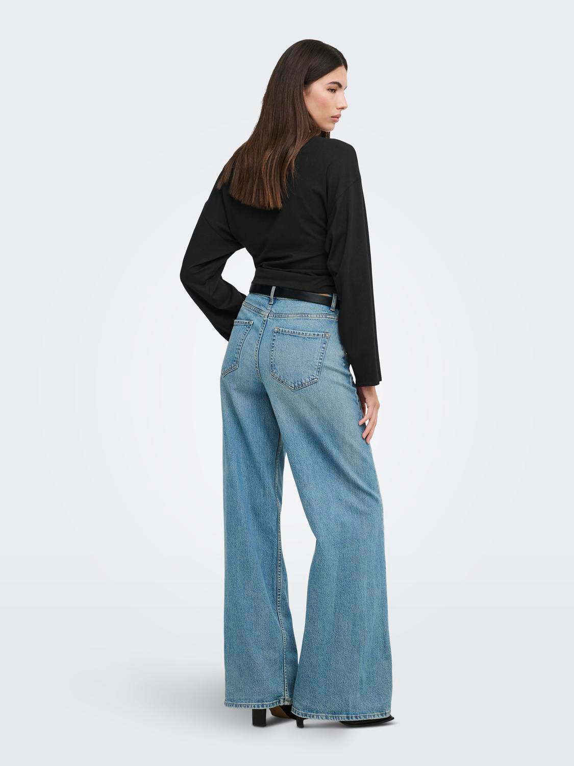 model_shot-back