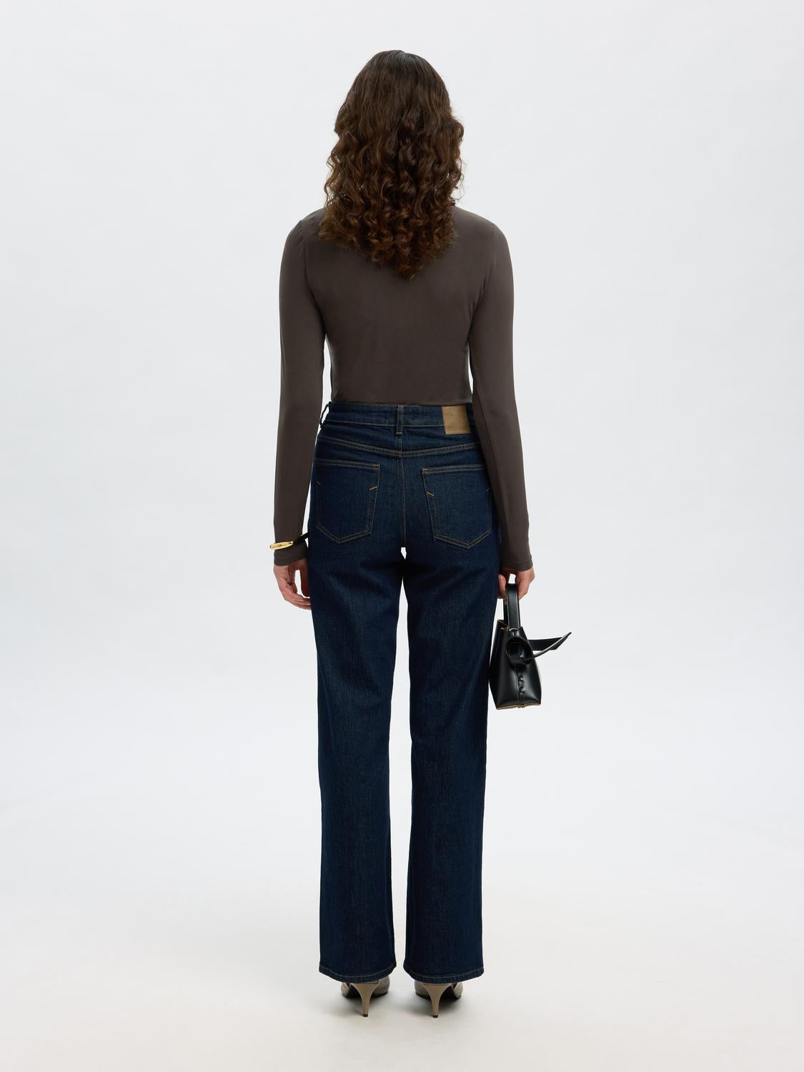 model_shot-back