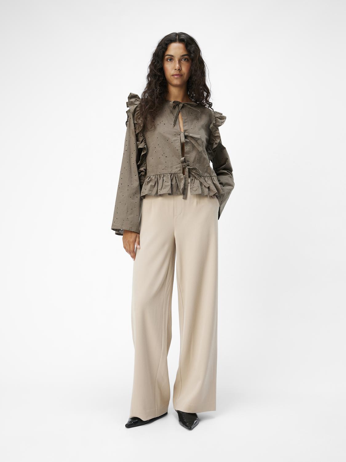 model_shot-front_full