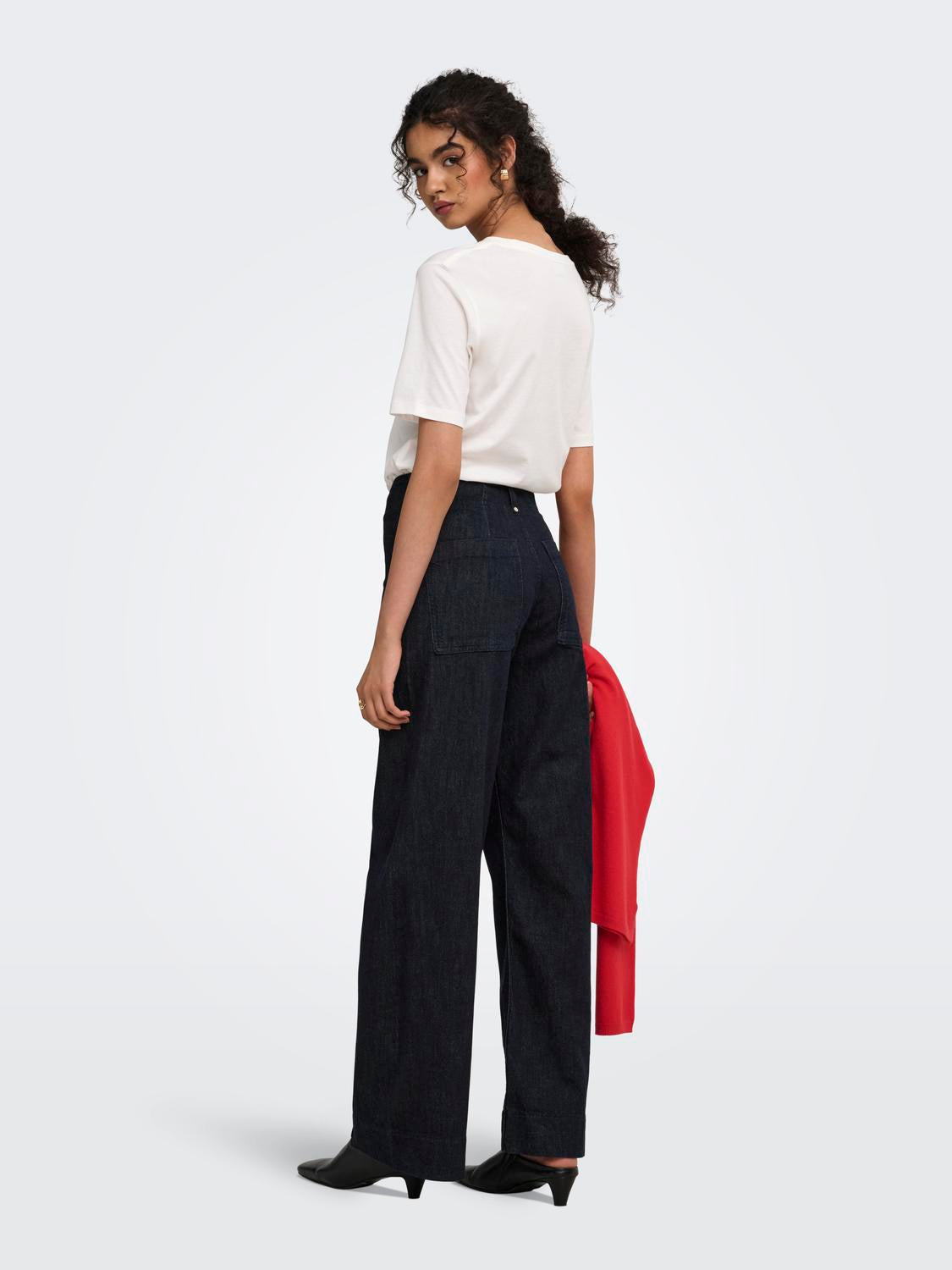 model_shot-back