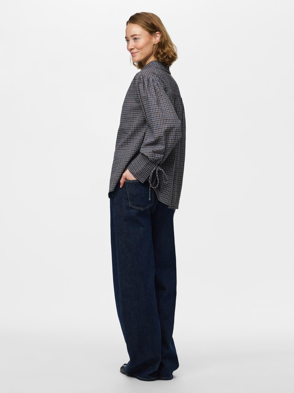 model_shot-back