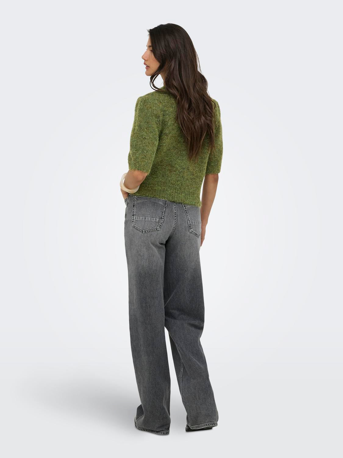 model_shot-back
