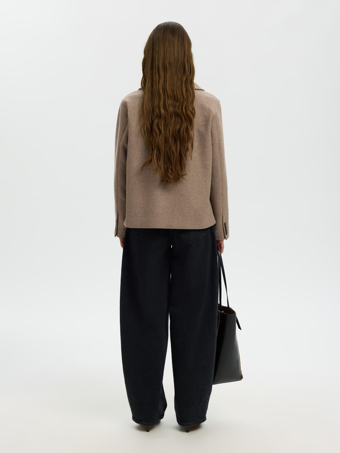 model_shot-back