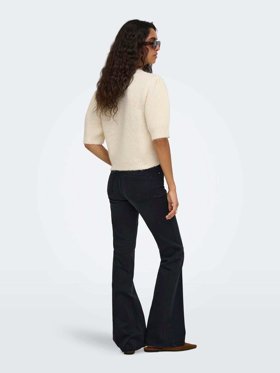 model_shot-back