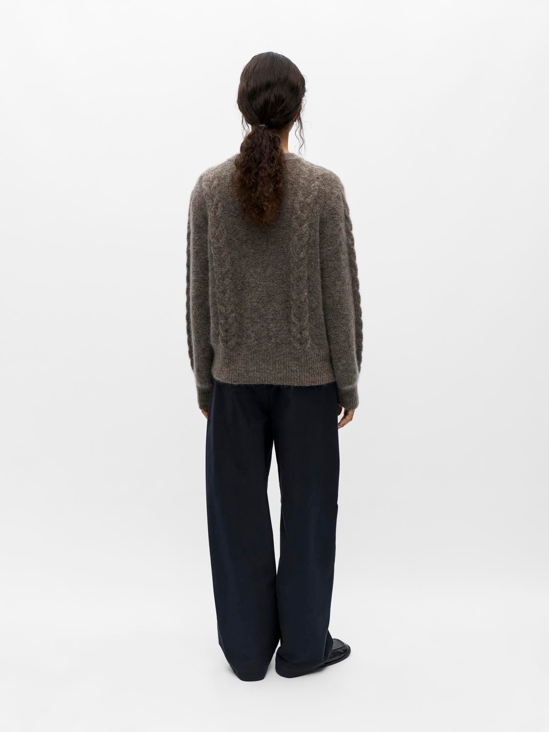 model_shot-back