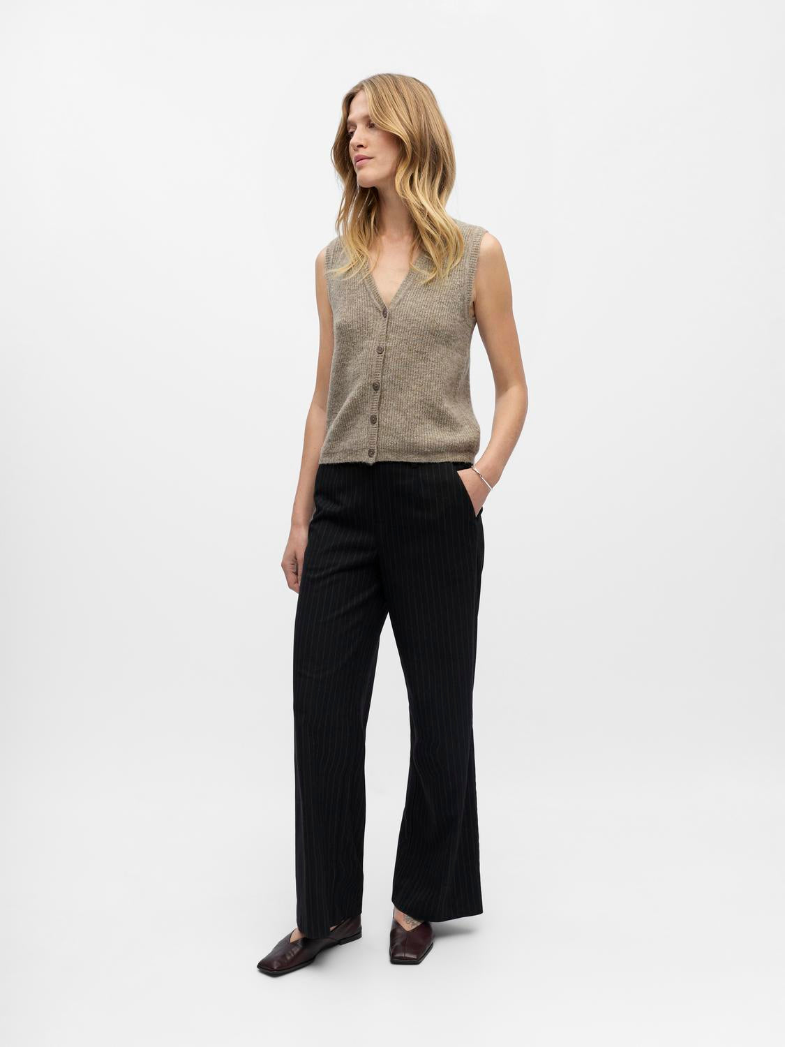 model_shot-front_full